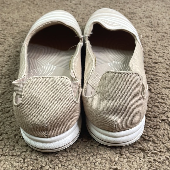 Clarks Tan Canvas Cloudsteppers slip-ons - Picture 3 of 6